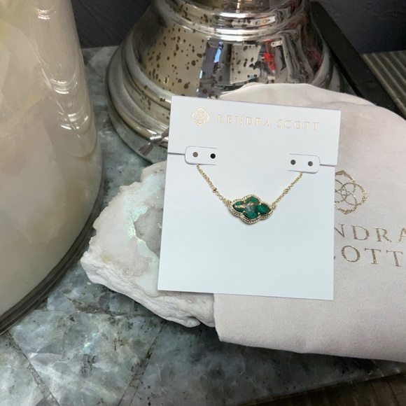 Kendra Scott Abbie Gold Pendant Necklace in Bronze Veined Green Malachite - Picture 3 of 3